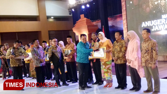Wali Kota Batu, Dewanti Rumpoko Menerima Penghargaan dari Sekda Provinsi Jatim, Heru Tjahjono. (FOTO: Muhammad Dhani Rahman/TIMES Indonesia) 