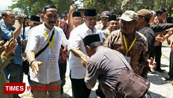 Begitu tiba di lokasi acara silarurahmi purnawirawan dan warakawuri di Lawang,  Djoko Santoso disambut antusias oleh ribuan orang. (FOTO: Widodo irianto/TIMES Indonesia)