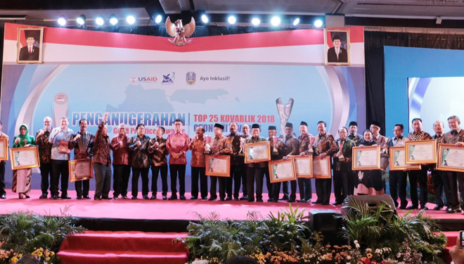 Penghargaan yang diberikan Kemendagri di Surabaya. (FOTO: Humas Pemkot Malang)