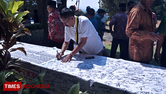Para purnawirawan dan warakawuri yang membubuhkan tanda tangan di atas lembar deklarasi mendukung pasangan Capres dan Cawapres Prabowo-Sandiaga. (FOTO: Widodo irianto/TIMES Indonesia)