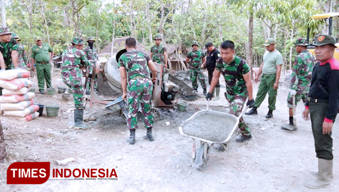 Warga dan TNI berbaur menjadi satu dalam program TMMD Kodim Sleman. (FOTO: AJP TIMES Indonesia)