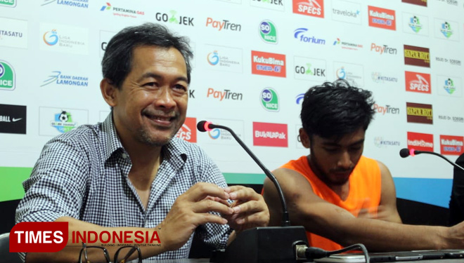 Aji Santoso, Pelatih Persela dalam sesi konferensi pers, setelah pertandingan melawan Barito di Stadion Surajaya Lamongan, Selasa (23/10/2018). (FOTO: MFA Rohmayillah/TIMES Indonesia)