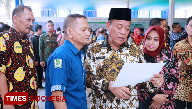Bupati Lamongan Fadeli didampingi Wabup Kartika Hidayati, meninjau stan JMF yang digelar Disnaker di halaman BLK, Selasa (23/10/2018). (FOTO: Siti Nura/TIMES Indonesia)