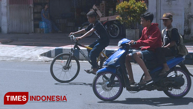Pelajar wilayah Kecamatan Genteng yang terlihat masih megendarai motor tidak standar dan tanpa helm. (FOTO: Erwin Wahyudi/TIMES Indonesia) 