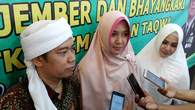 Artis Cheche Kirani bersama suaminya, Ustadz Ahmad Hadi Wibawa atau Aa Hadi saat menghadiri pengajian di Masjid Malja'ul Abidin  saat diwawancarai awak media di Polres Jember, Rabu (24/10/2018). (Foto: Dody Bayu Prasetyo/Times Indonesia). 