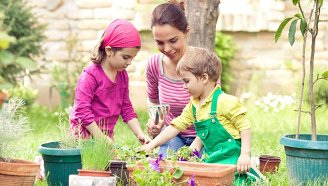 ILUSTRASI - Anak-Anak Berkebun. (FOTO: EduCenter)