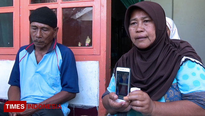 Keluarga Windi dan Wahyu, nelaya hilang asal Kota Probolinggo. (FOTO: Happy L. Tuansyah/TIMES Indonesia)
