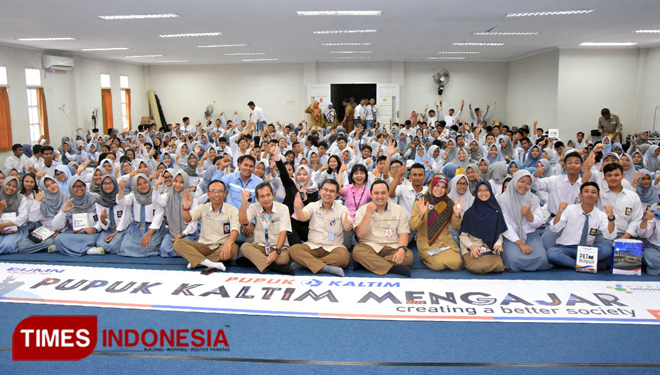  GM Operasi 2, Mochammad Sjafiie dan jajaran manajemen serta staf CSR foto bersama seluruh siswa kelas  XI dan XII Smanda Bontang. (FOTO:  Fauzi Humas PKT For Times Indonesia)