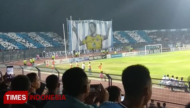 Spanduk raksasa bergambar Khoirul Huda, warnai pertandingan Persela kontra Barito, di Stadion Surajaya, Selasa (23/10/2018). (FOTO: MFA Rohmatillah/TIMES Indonesia)