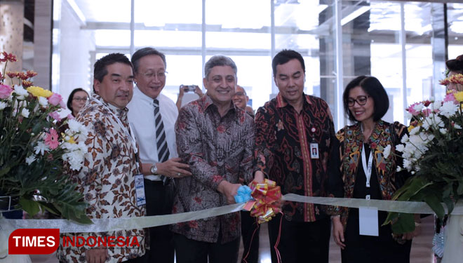 Takayuki Nakazato - Direktur PT Tokio Marine Life Insurance Indonesia, Steven Tanner - Share Holder PT TMLII, Abdul Rahman - Ketua Perkumpulan DPLK Indonesia, Andra Sapta, Direktur Pengawasan Dana Pensiun OJK, Nelly Husnaya (FOTO: Alfi/TIMES Indonesia)