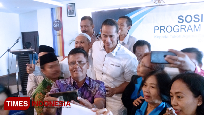 Motivator kesehatan Ade Rai berswafoto dengan peserta sosialisasi peserta JKN-KIS oleh BPJS Kesehatan di Jember, Kamis (25/10/2018). (FOTO: Dody Bayu Prasetyo/TIMES Indonesia)