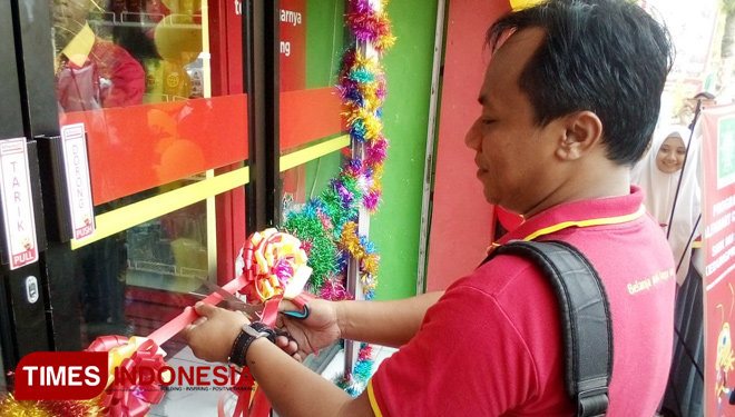 Peresmian bussines center hasil kerjasama dengan Alfamart di SMK NU 2 Kedungpring, Kabupaten Lamongan, Kamis, (25/10/2018). (FOTO: Ahmad Ali Ma'sum/TIMES Indonesia)