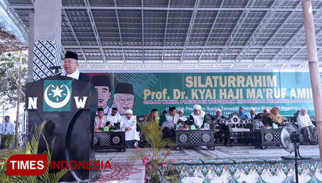 Calon wakil presiden KH Ma'ruf Amin sedang memberikan kata sambutan saat mengunjungi Pontren Syaikh Zainuddin NW Anjani, Lombok Timur, Jumat (26/10/2018). (FOTO: NW Anjani for TIMES Indonesia)