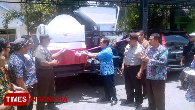 Serah terima bantuan mesin Combine perontok padi dan jagung untuk kelompok tani Khikmad Varia Ladap di Kecamatan Bangilan, Tuban, Jumat (26/10/2018) (FOTO: Safuwan/TIMES Indonesia)