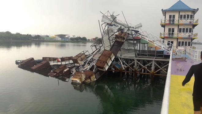 Sejumlah fasilitas umum di Komplek Jakabaring Sport City alami kerusakan akibat badai ini. (FOTO: Istimewa)
