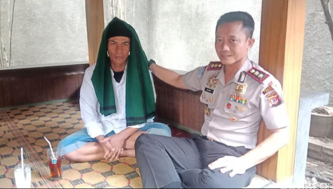 Pembawa bendera HTI (kiri) dan Kapolres Garut AKBP Budi Satria Wiguna. (FOTO: detik.com)