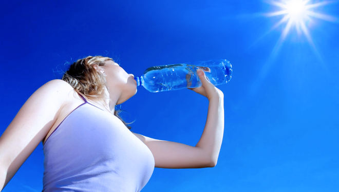 ILUSTRASI - Air Putih salah satu Tips Menjaga Kesehatan Ginjal. (FOTO: HAJINGFAI)
