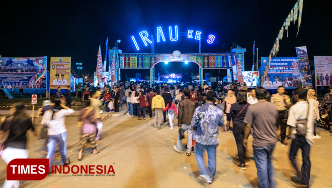 Bupati Malinau dan jajarannya meniup Kue Ulang Tahun hari jadi Kabupaten Malinau ke-19 dalam penutupan Irau (FOTO: Rizki Dwi Putra/TIMES Indonesia)