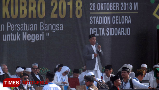 KH Marzuki Mustamar saat memberikan sambutan dalam Istighotsah Kubro di GOR Delta Sidoarjo.(FOTO: Adhitya Hendra/TIMES Indonesia)