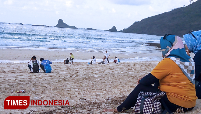 Dua orang wisatawan sedang menikmati keindahan Pantai Mekaki yang menjadi venue Mekaki Marathon 2018. (FOTO: Anugrah Dany/TIMES Indonesia)
