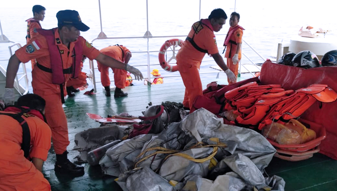 Puing-puing diduga serpihan pesawat Lion Air JT610 di perairan Tanjung Karawang (FOTO: Istimewa)