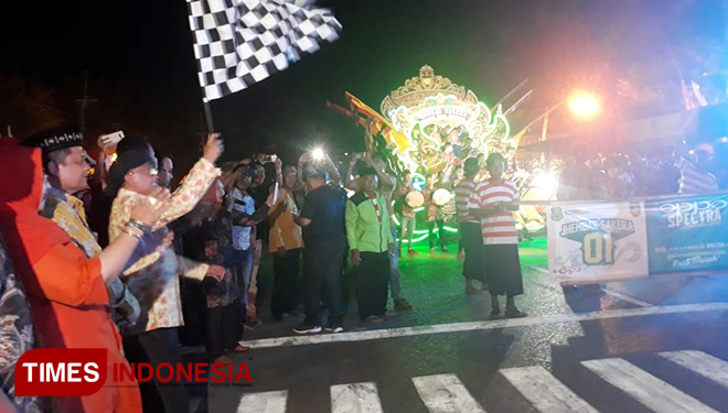Parade Musik Tong-Tong Se Madura Digelar Oleh Pemkab Sumenep Sebagai Penutupan Kegiatan FKMA di Depan Masjid Jamik Sumenep, Selasa (30/10/2018) (FOTO: Ach. Qusyairi Nurullah/TIMES Indonesia)