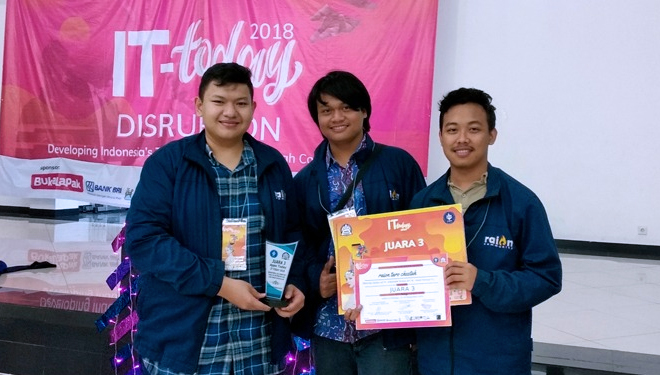 Tiga mahasiswa UB (Universitas Brawijaya) berhasil merancang suatu sistem penyedia lowongan pekerjaan bagi penyandang disabilitas bernama D’Loker.(foto: Humas UB)