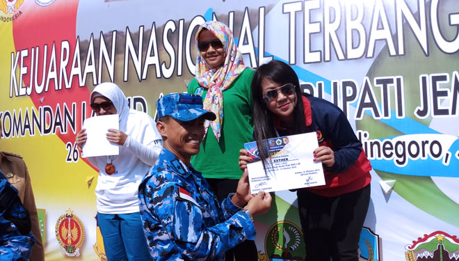 Selain merayakan Ultahnya yang ke 50, Danlanud Abd Saleh Malang, Marsma TNI Andi Wijaya juga menerima hadiah kemenangan anggotanya. (FOTO: istimewa)