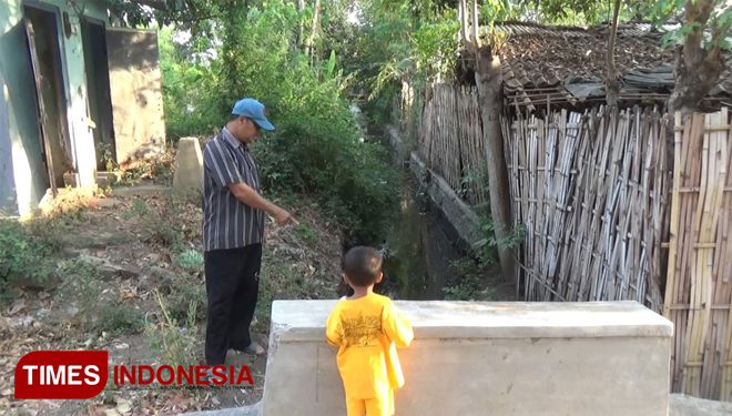 Taufiq Arisandi, Kepala Dusun Sukunan, Desa Sukokerto, Kecamatan Pajarakan, Kabupaten Probolinggo, menunjukan sungai yang dialiri limbah PG. (FOTO: Dicko W/TIMES Indonesia)