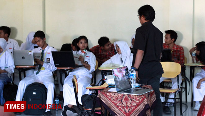 Para siswa SMA di Bojonegoro mendapat pelatihan karya tulis ilmiah dengan media kreatif berupa infografis dan videografis, di Gedung Mayor Sogo Unigoro, Kamis, (1/11/2018). (FOTO: Ali Shodiqin/TIMES Indonesia)