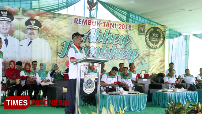 Bupati Bondowoso Drs KH Salwa Arifin saat memberikan arahan dalam acara Abheg Rembheg atau Rembuk Tani 2018 di BPP Sumber Wringin. (FOTO: Moh Bahri/TIMES Indonesia) 
