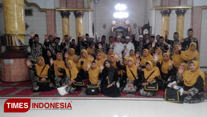 Jamaah umrah MBI saat berada di masjid Meneng, Ketapang Kalipuro. (FOTO: Erwin Wahyudi / TIMES Indonesia) 