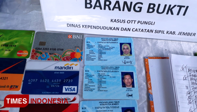 E-KTP atasnama Bupati Jember dr Faida yang ditemukan Tim Saber Pungli. (FOTO: Sofy/TIMES Indonesia)