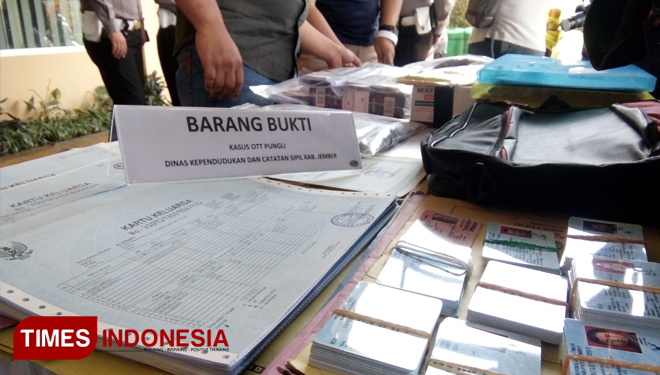 Barang bukti kasus OTT Pungli Kepala Dispendukcapil Jember. (FOTO: Sofy/TIMES Indonesia)