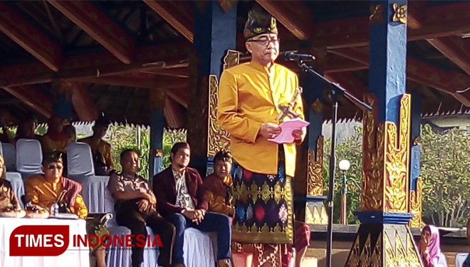 Sekda Lombok Barat Ir. H.M. Taufiq saat memberi kata sambutan pada Kirab Pemuda Nusantara 2018, di Lombok Barat, Kamis (1/11/2018). (FOTO: Anugrah Dany/TIMES Indonesia) 