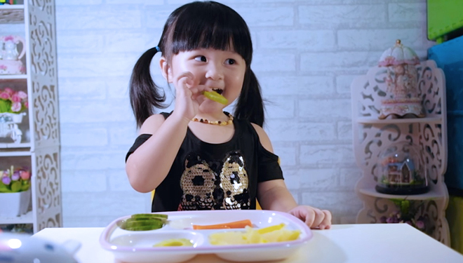 ILUSTRASI - Makan Pare. (FOTO: Baby Belle Zhuo/YouTube)