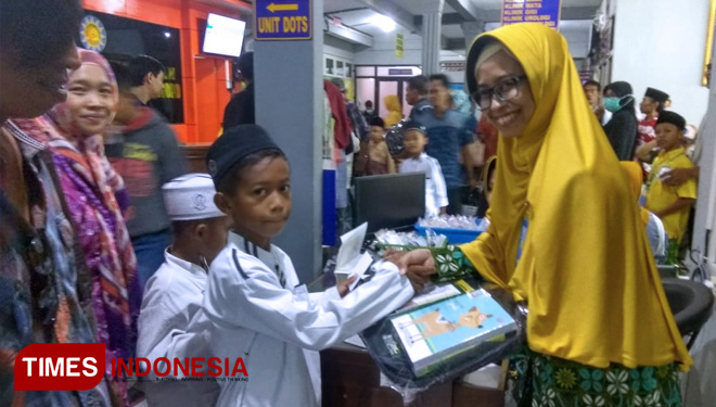Peserta khitanan massal asyik menerima bingkisan usai di khitan di ruang Istalasi Rawat Jalan RS Aisyiyah Bojonegoro, Sabtu, (3/11/2018). (FOTO: Ali Shodiqin/TIMES Indonesia)
