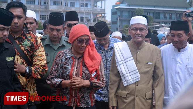 Menteri Kelautan dan Perikanan, Susi Pudjiastuti saat kampanye gemar makan ikan di Ponpes Darussalam, Blokagung, Karangdoro, Tegalsari, Banyuwangi. (FOTO: Erwin Wahyudi/TIMES Indonesia)