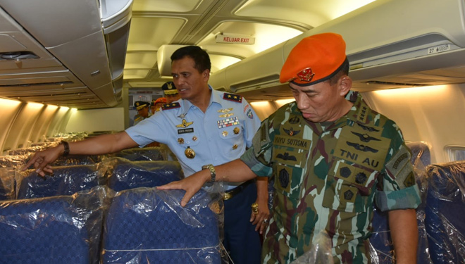 Kasau Marsekal TNI Yuyu Sutisna didamping Dan Koharmatau Marsekal Muda TNI Dento Priyono saat meninjau pesawat Boeing yang sedang ditangani pemeliharaannya di Sathar 14 Depohar 10. (FOTO: Istimewa)