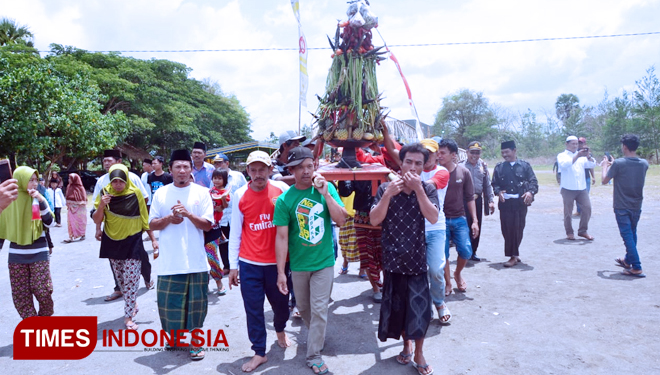 Masyarakat sekitar Pantai Kuranji, Lombok Barat sedang melakukan tradisi Roah Segare (Ruwatan Laut), pada Minggu (4/11/2018). (FOTO: Humas Lo-Bar for TIMES Indonesia)