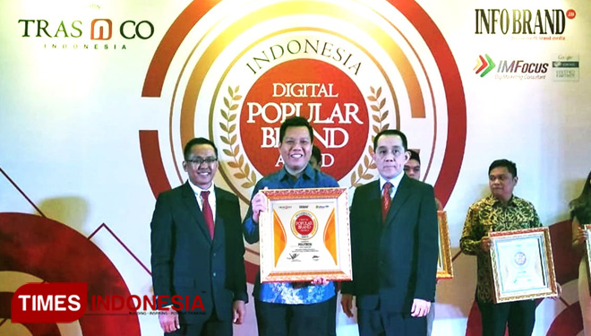 Albert Fleming General Manager Home Appliances Polytron menerima penghargaan Indonesia Digital Popular Brand Award 2018. (FOTO: Istimewa)