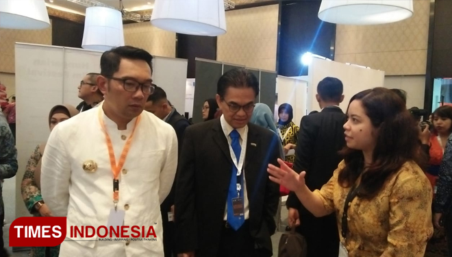 Gubernur Jawa Barat Ridwan Kamil saat melihat pameran dalam acara konferensi Ekonomi Kreatif yang digelar Bekraf, di BNDCC, Nusa Dua, Badung, Bali, Rabu (7/11/2018).(FOTO Khadafi/TIMES Indonesia)