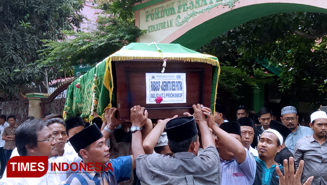 Peti jenazah almarhum Rabagus Noerwito Desi Putra diberangkatkan menuju TPU Kelurahan Mlajah usai dishalatkan di masjid Ponpes Al-Hikam. (FOTO: Doni Heriyanto/TIMES Indonesia) 
