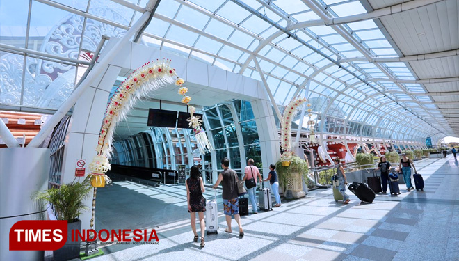 ILUSTRASI: Wisatawan saat berkunjung ke Bali melalui Bandara I Gusti Ngurah Rai. (FOTO: Dok. TIMES Indonesia)