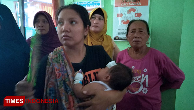 Hafid, bayi korban cakaran monyet dalam gendongan ibunya. (FOTO: Happy L. Tuansyah/TIMES Indonesia)