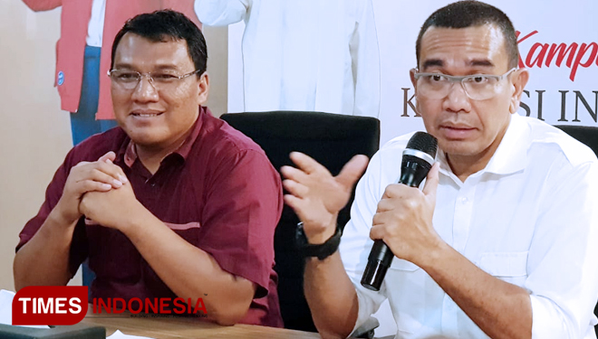 Jubir TKN duet Jokowi-KH Ma'ruf Amin, Arya Sinulingga (kanan) saat gelar konferensi pers di Posko Cemara, Menteng, Jakarta. (FOTO: TKN for TIMES Indonesia)