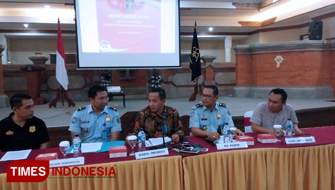 Konferensi pers Kepala Divisi Keimigrasian Kanwil Kementerian Hukum dan Ham Bali Agato P.P Simamora. Kamis (8/11/2018). (FOTO: Khadafi/TIMES Indonesia)