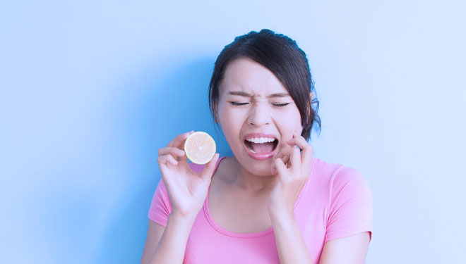 Ilustrasi - makan buash asam bisa sebabkan kerusakan pada gigi (Foto: wartaindonesia)