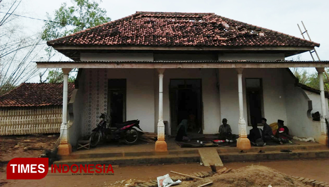 Rumah Milik Pak Addus di Desa Kerta Barat, Kecamatan Dasuk Sumenep Rusak Parah (Foto: Ach. Tsabit for TIMES Indonesia) 