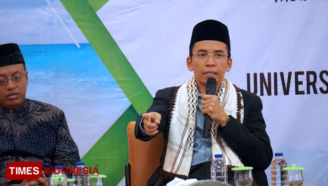 Dr. TGH. Muhammad Zainul Majdi memaparkan potensi wisata halal di Madura dalam acara Annual Conference on Islamic Economic and Law 2018 yang digelar Fakultas Keislaman Universitas Trunojoyo Madura (UTM). (FOTO: Doni Heriyanto/TIMES Indonesia)
